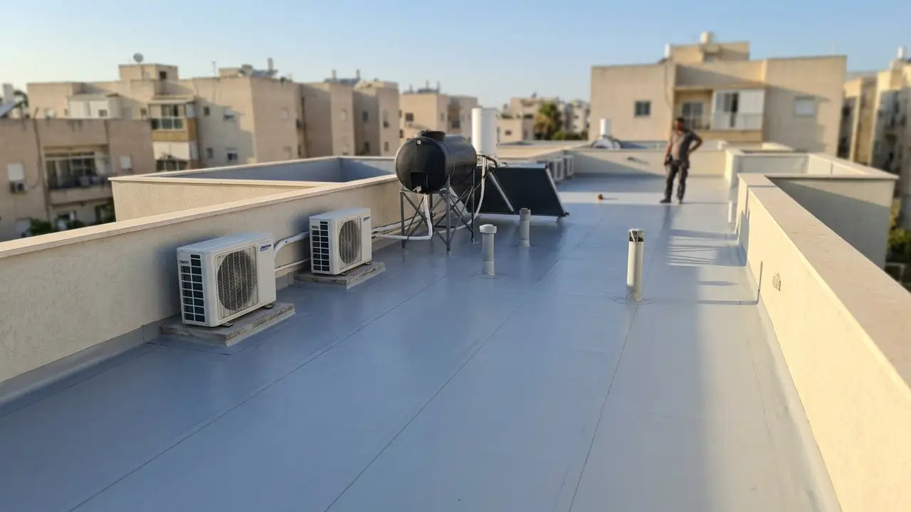יריעות PVC לגג — יתרונות, מחיר וכל מה שצריך לדעת - גגן