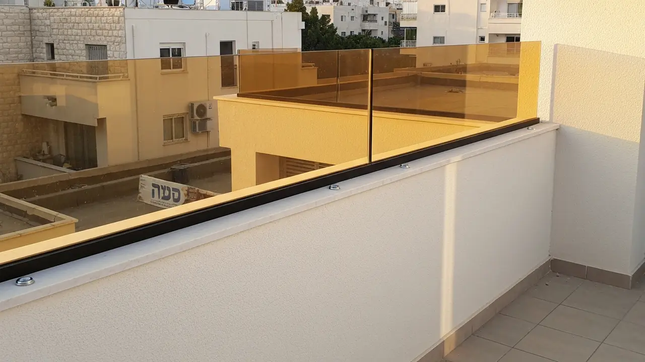 תוספת מעקה למרפסת מעל מעקה קיים - פתרון או בזבוז כסף? - קבלן אלומיניום
