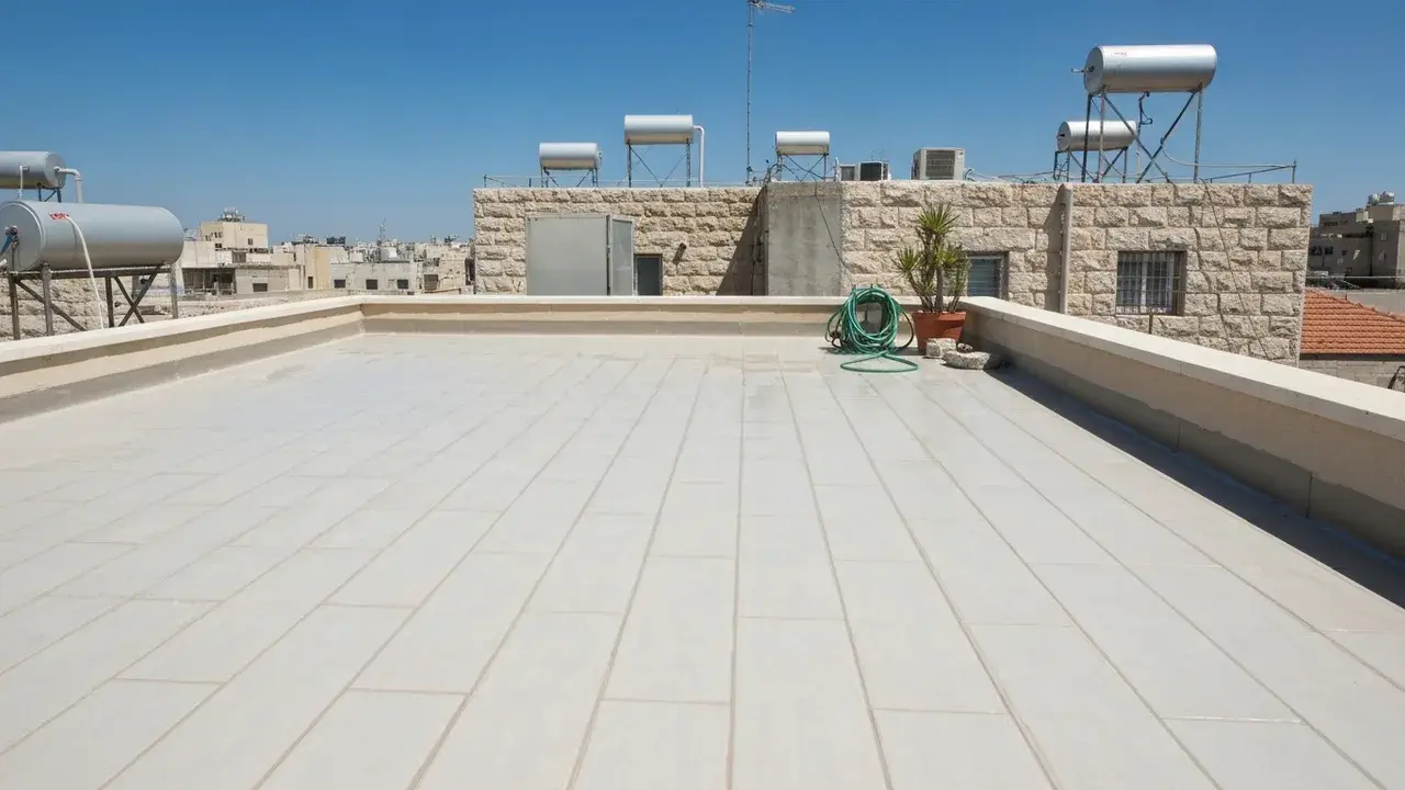 כמה זמן לוקח איטום גג מרוצף ומה מרכיב את המחיר? - קבלן איטום