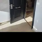 עבודה של גל, מתקין דלתות (22)