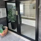 עבודה של חיים, סגירת מרפסת זכוכית (4)