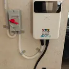 עבודה של עוז, מתקין עמדות טעינה (1)