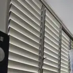 עבודה של משה, מתקין תריסים (5)