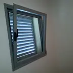 עבודה של ולדי, מתקין תריסים (1)