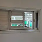 עבודה של משה, מתקין תריסים (2)