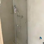 עבודה של רוברט, מתקין מקלחונים (2)