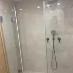 עבודה של רוברט, מתקין מקלחונים (4)
