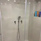 עבודה של רוברט, מתקין מקלחונים (3)