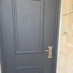 עבודה של גל, מתקין דלתות (14)