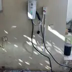 עבודה של צביקה, מתקין עמדות טעינה (4)