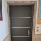 עבודה של גל, מתקין דלתות (11)