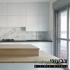 עבודה של רוברט, מתקין מקלחונים (1)