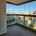 עבודה של ארז, סגירת מרפסת זכוכית (4)