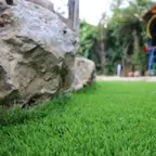 עבודה של טל, מתקין דשא סינטטי (2)