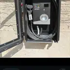 עבודה של עוז, מתקין עמדות טעינה (8)