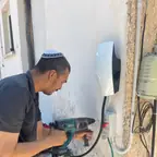 עבודה של נח, מתקין עמדות טעינה (7)