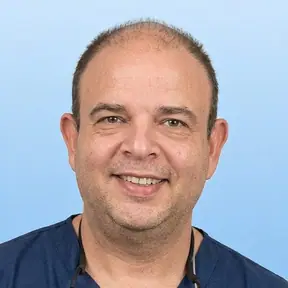 עדי – רופא שיניים