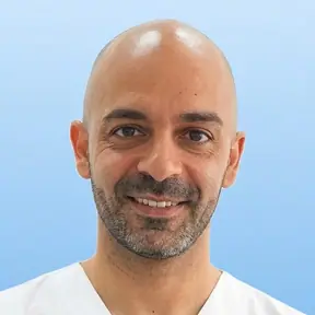 פיראס – רופא שיניים