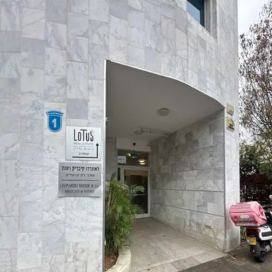 עבודה של אבי, מתווך (3)