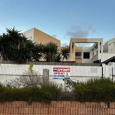 עבודה של ליאון, מתווך (1)