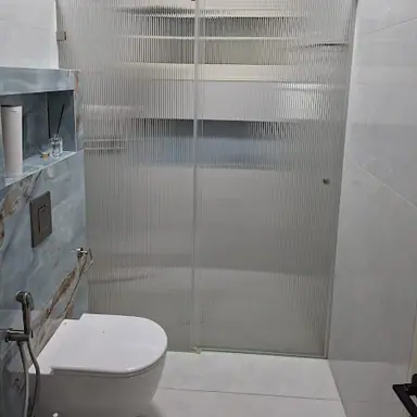 עבודה של יואל, מתקין מקלחונים (1)