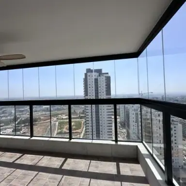 עבודה של אלון, סגירת מרפסת זכוכית (3)