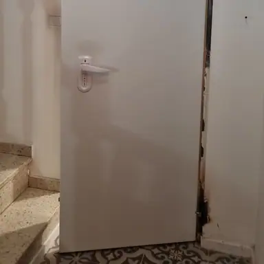 עבודה של גל, מתקין דלתות (4)