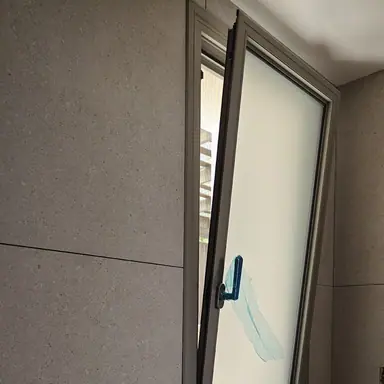 עבודה של איציק, מתקין תריסים (8)