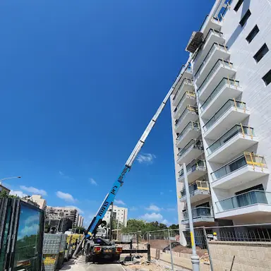 עבודה של גבי, מפעיל מנוף (2)