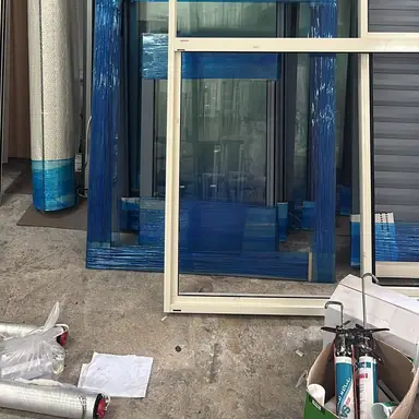 עבודה של שחר, סגירת מרפסת זכוכית (13)
