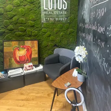 עבודה של אבי, מתווך (4)