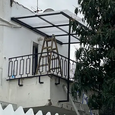 פרגולה תלויה, קירוי מרפסת וקירוי שקוף / שמשונית – מעבודות ליאור, מתקין פרגולות אלומיניום (4)