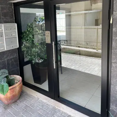 עבודה של חיים, סגירת מרפסת זכוכית (4)