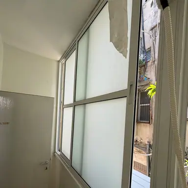 עבודה של שחר, סגירת מרפסת זכוכית (9)