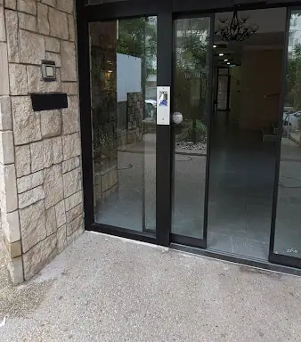 עבודה של דניאל, מתקין דלתות (2)