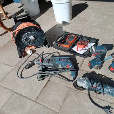 עבודה של עמית, חשמלאי (1)