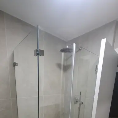 עבודה של יואל, מתקין מקלחונים (20)