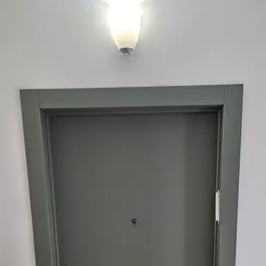 עבודה של גל, מתקין דלתות (21)