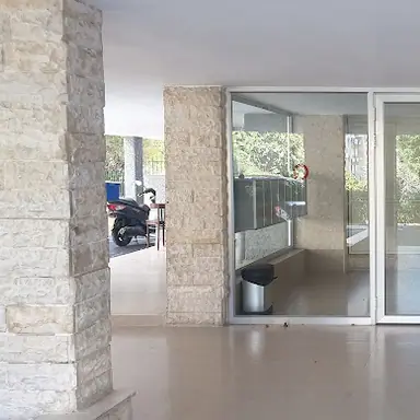 עבודה של דניאל, מתקין דלתות (1)