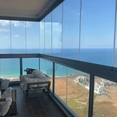 עבודה של יניב, סגירת מרפסת זכוכית (2)
