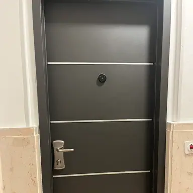 עבודה של גל, מתקין דלתות (16)