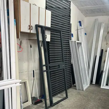 עבודה של שחר, סגירת מרפסת זכוכית (24)