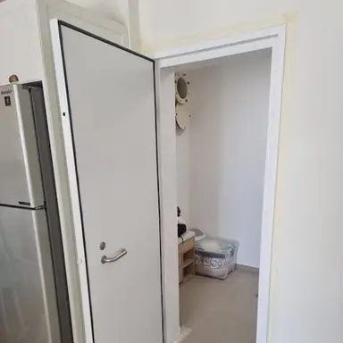 עבודה של גל, מתקין דלתות (6)
