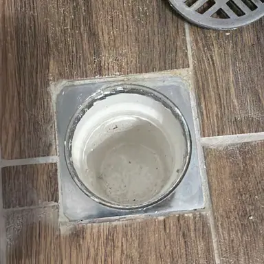עבודה של אלעד, אינסטלטור (2)