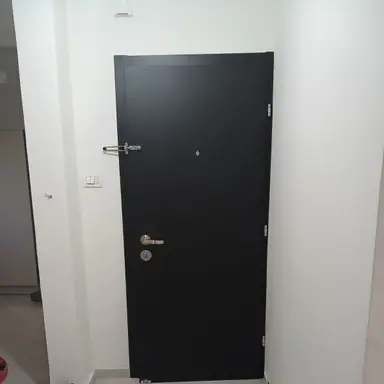 עבודה של גל, מתקין דלתות (23)