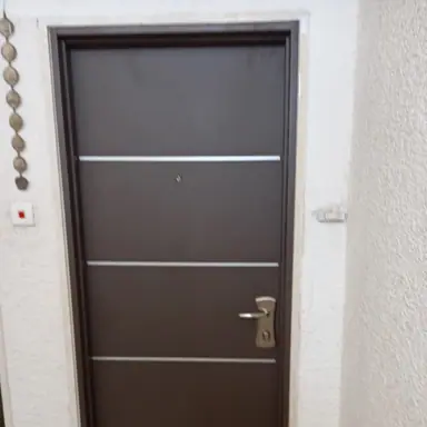 עבודה של גל, מתקין דלתות (24)