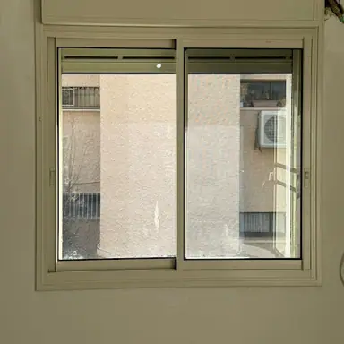 עבודה של שי, מתקין תריסים (6)