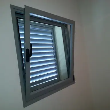 עבודה של ולדי, מתקין תריסים (1)