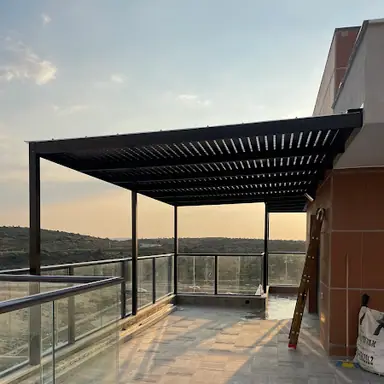 פרגולת אלומיניום, פרגולה תלויה וקירוי מרפסת – מעבודות ליאור, מתקין פרגולות אלומיניום (2)