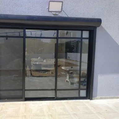 סגירת פרגולה בזכוכית / חלונות ותוצאה סופית – מעבודות ארקדי, מתקין פרגולות אלומיניום (2)